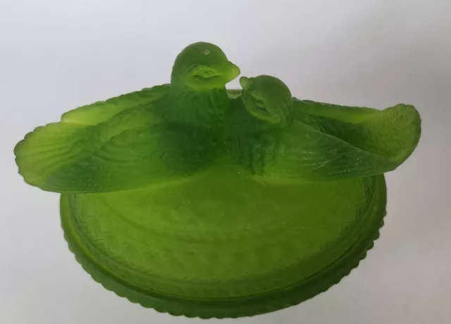 Vtg MCM Westmoreland Satin Green Glass Lovebirds Doves Nest Candy Dish Compote