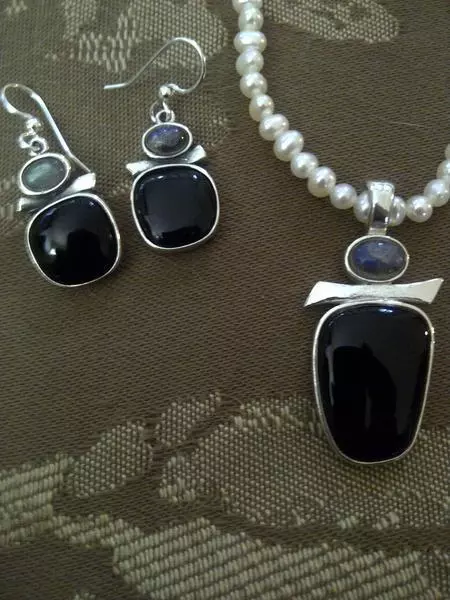 Jewelry set, semi-precious stones of Black Onyx and Labradorite .