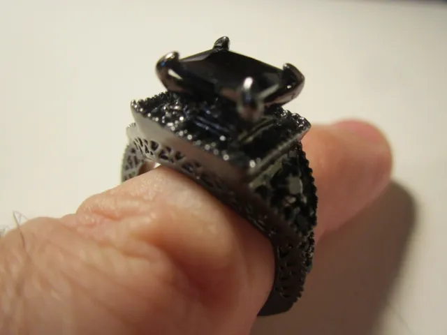 Silver Plated Ring With Black Crystals Ionized Size 8 1/2 Tub Sccc