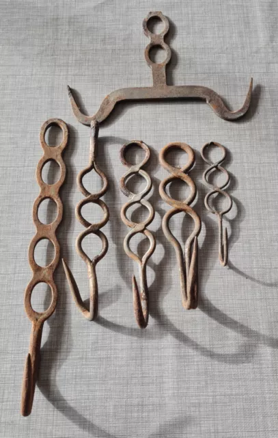 Art populaire 6 Anciens crochets de boucher en Fer Forgé . Old Butchers Hooks.