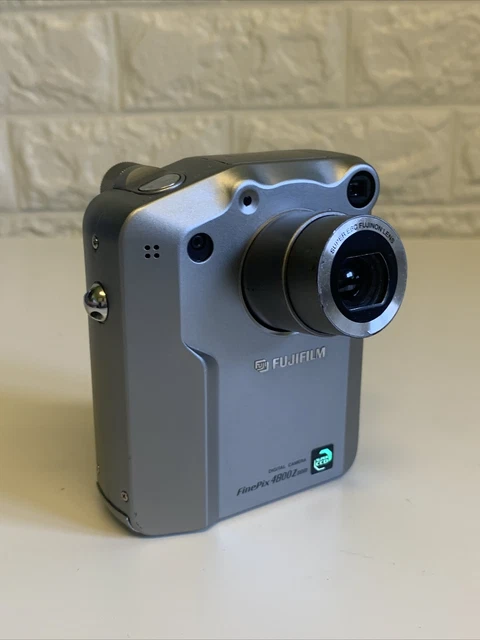 fujifilm finepix 4800 Zoom digital camera “PARTS ONLY”