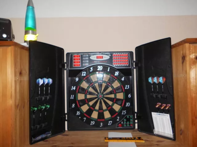 *TOP* Ultrasport Elektrisches Dartboard mit Türen, 12 Pfeilen und Abwurflinie