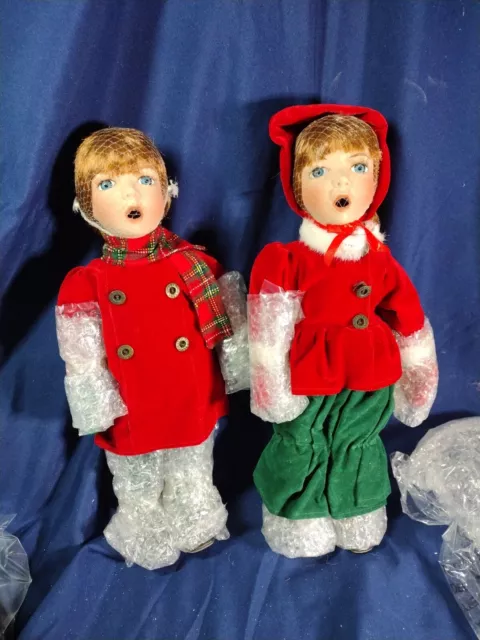 Heritage Signature Joy & Noel Christmas Caroler Porcelain Dolls w/Stand 80009