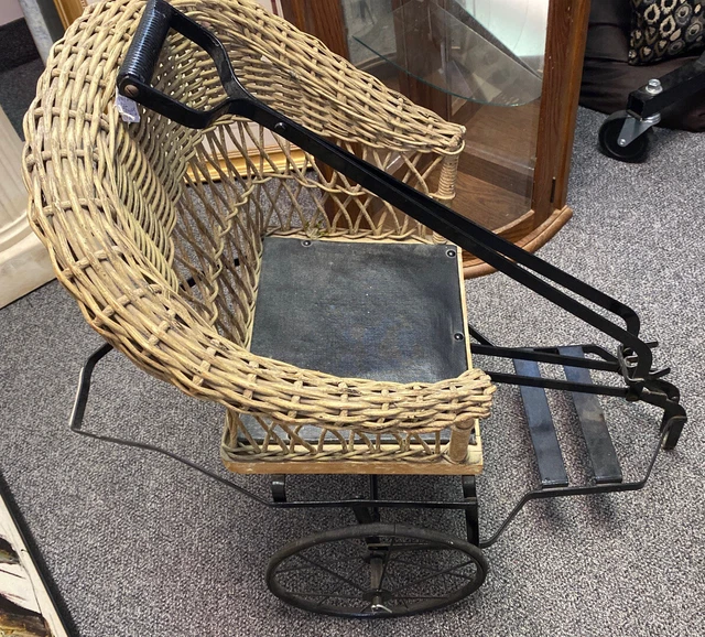 Victorian Baby Carriage With Pull Handle