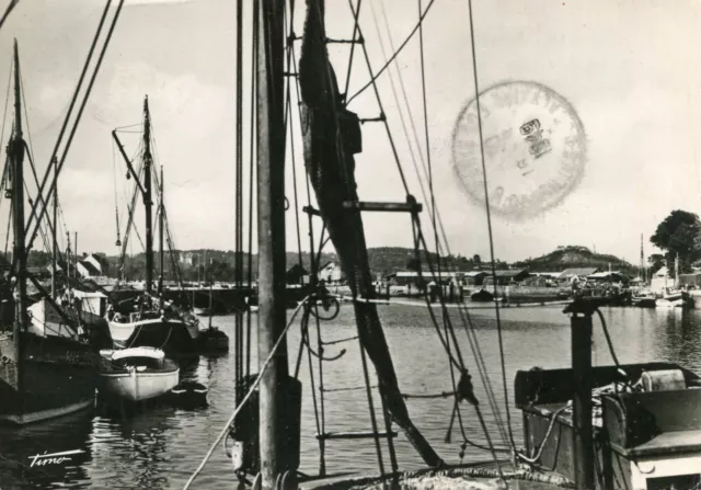 Carte PAIMPOL La Port Dans le fond la Falaise et la Tour de Kerroch