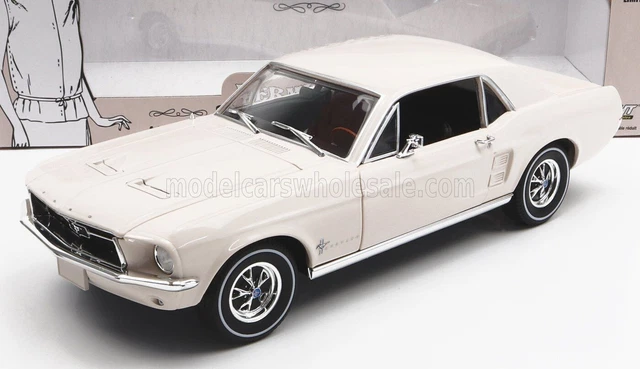 GREENLIGHT Ford Mustang Coupé 1967 échelle 1/18 Beige Collection