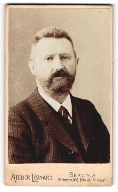 Fotografie Atelier Leonard, Berlin, Ritterstraße 106, Otto Röhlke im Anzug mit