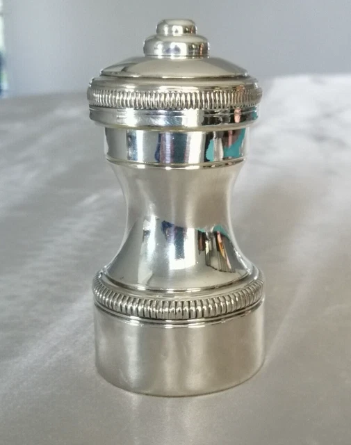 MOULIN À POIVRE tripode ancien métal argenté. EUR 25,00 - FR