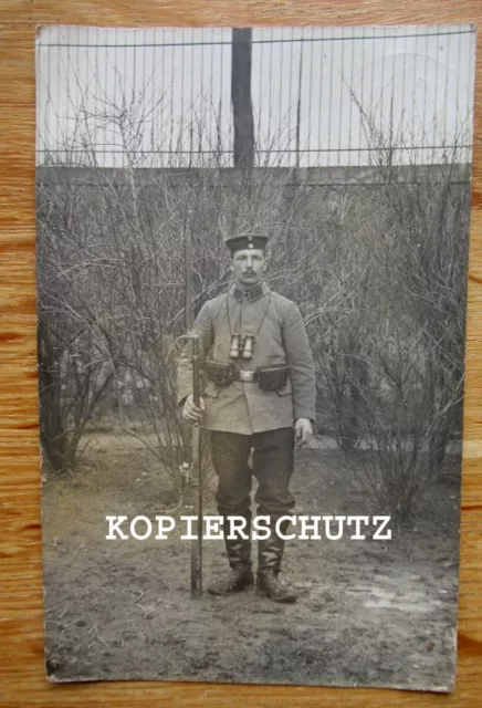 Altes Portrait Foto deutscher Soldat mit Fernglas / Gewehr / Taschen / 1. WK