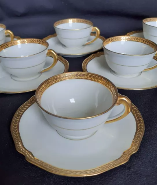 6 Jolies tasses à moka en porcelaine de Limoges blanc et or