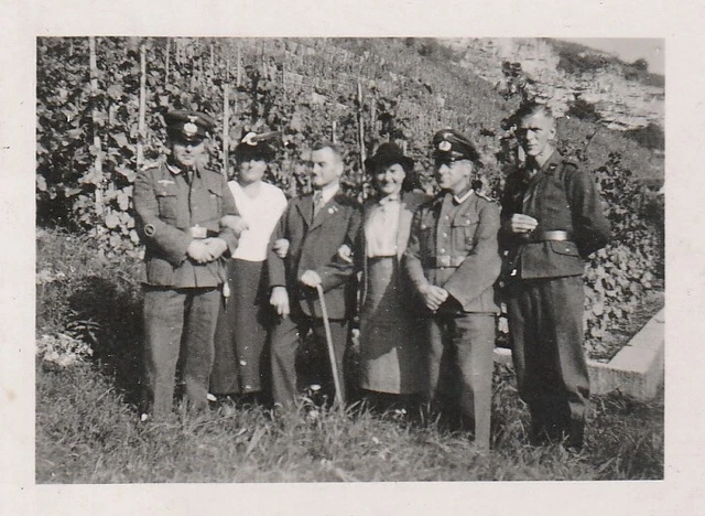 Photo soldat allemand WW2 groupe devant leur baraquement - 5326