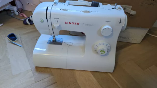 Singer Sewing Machine 2273