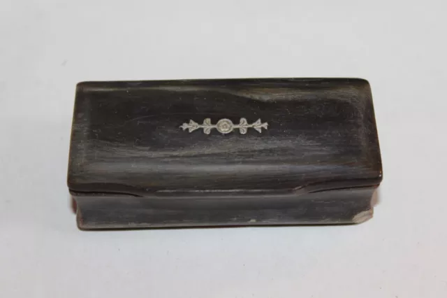 Ancienne tabatière en corne et incrustations, dim 8x4 cm, n°42