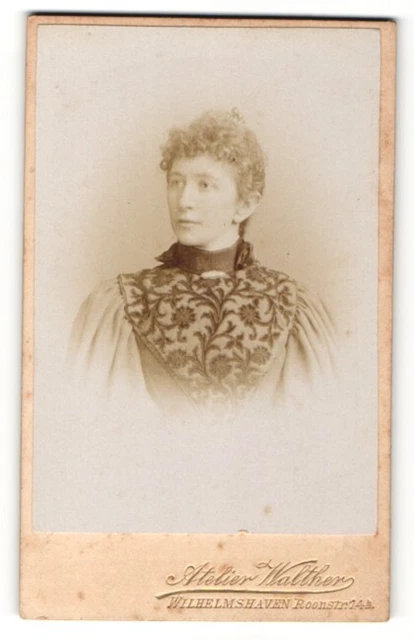 Fotografie Atelier Walther, Wilhelmshaven, Frau im Kleid mit hohem Kragen und h