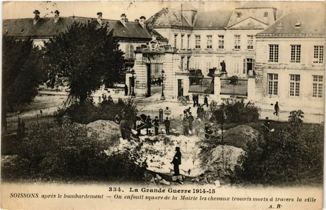 CPA AK Military SOISSONS after bombing - buried square de la (362596)