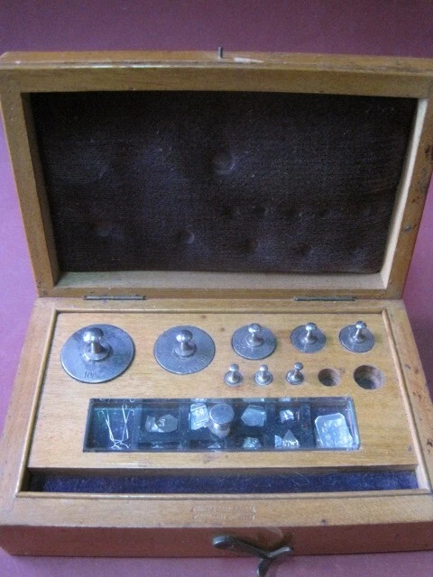 Antiker Gewichtekasten + Feingewichte   Apotheker Labor