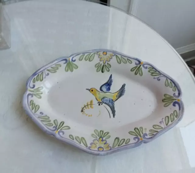 Petit plat ovale en faience décor colombe de la paix