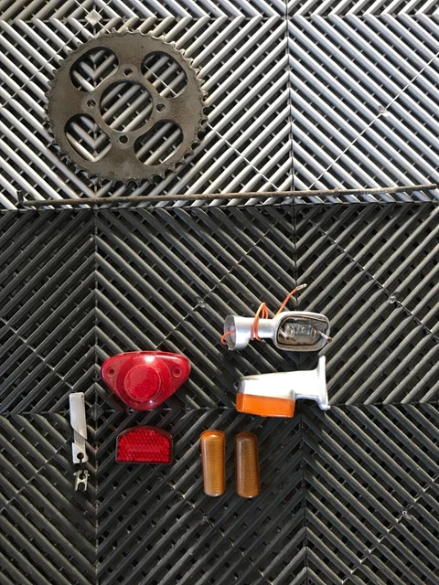 Honda S65 et C110 lot de pièces détachées