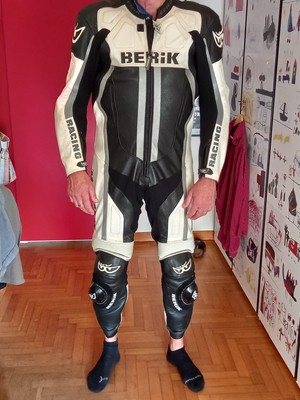 Nuovo di Zecca Berik Moto Racing Tuta Di Pelle Tutte Le Taglie Disponibili 