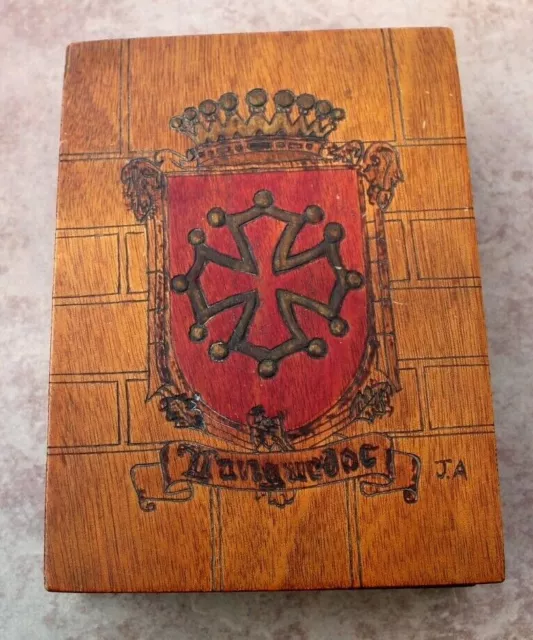 ancien et joli coffret artisanal en bois blason croix du Languedoc