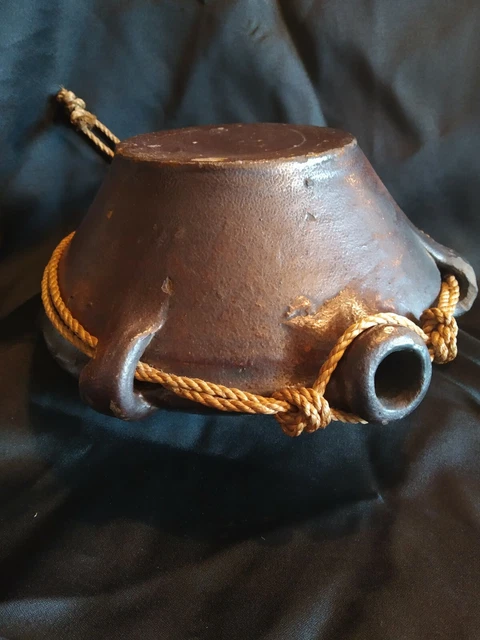 Vase en terre cuite à décor de stries, raies géométriques noires