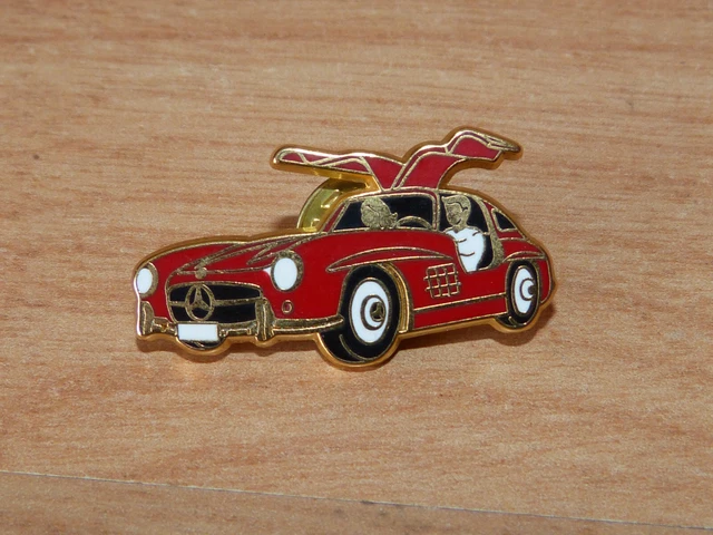 Pin’s Voiture Mercedes Benz Papillon Blanche Signé Arthus