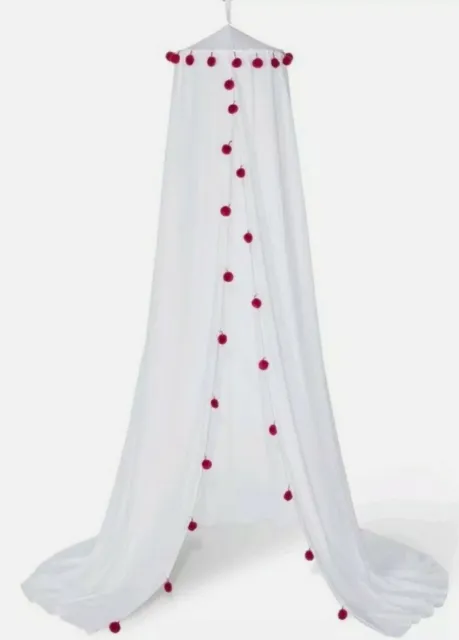 El dosel Pillowfort Pom Pom se adapta a una cama doble o área de juegos color blanco y rosa
