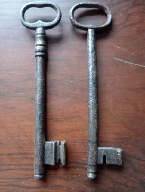 CHIAVE ANTICA Forgiata a mano coppia chiavi lotto originale epoca Valle Ossola