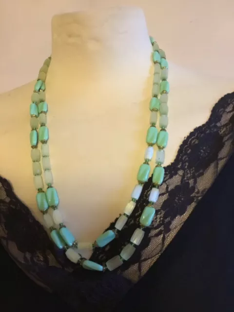 Long collier sautoir Vintage pâte de verre et galalithe en très bon état.