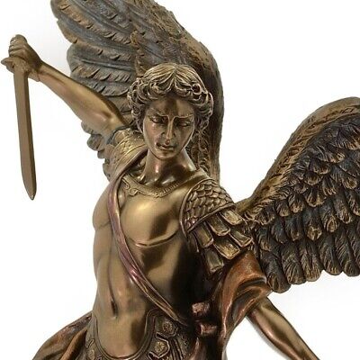 GARNECK Arcangelo Statua Arcangelo San Michele Tramples Demone Religioso Scultura Sconfiggere Lucifero da Collezione Angelo Figurine per La Casa Ufficio Decorazione 
