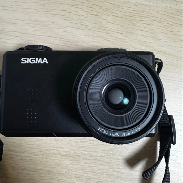SIGMA DP1 MERRILL Foveon Digital Camera with Battery 16GB Card and