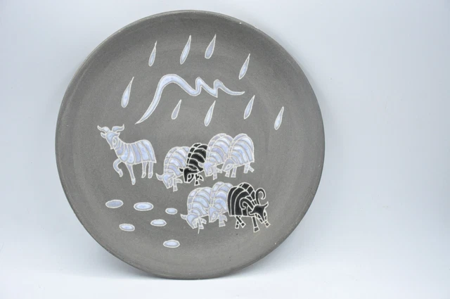 Assiette grès émaillé en bas relief, signée à identifier, collection céramique 2