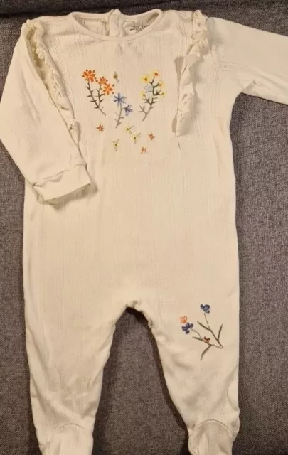 Next Pointelle Schlafanzug 6-9 Monate Baby Mädchen cremefarben Blumenmuster Babygrow (176)