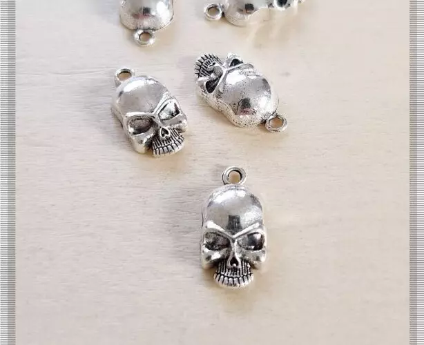 4 x Schädel Schmuckanhänger Totenkopf Pirat Halloween Basteln Deko Charms Silber