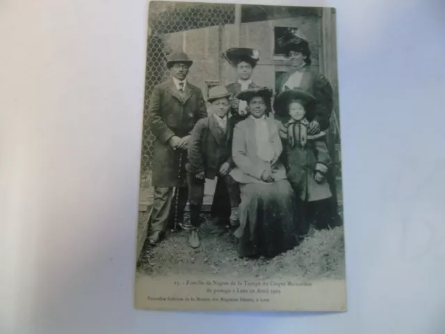 CPA Famille de nègres de la troupe du cirque Maccadon de passage à Lens Avr 1905