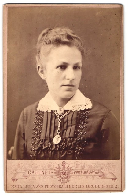 Fotografie Emil Lehmann, Berlin, Portrait bürgerliche Dame mit hochgestecktem H