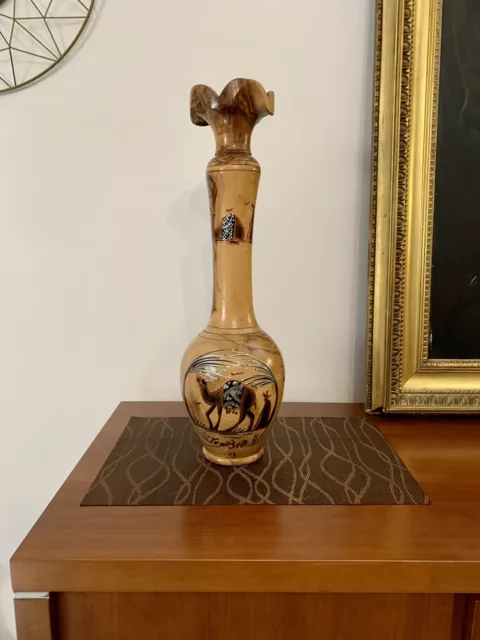 Tres beau vase en bois sculpté décor tunisien