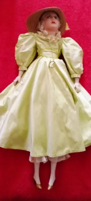 ancienne poupée de salon boudoir doll en robe et sous vêtements bel état