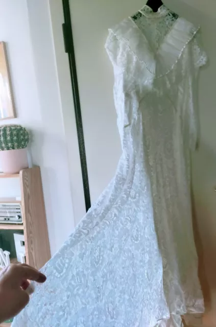 Abito da sposa vintage in pizzo e con strascico stile impero