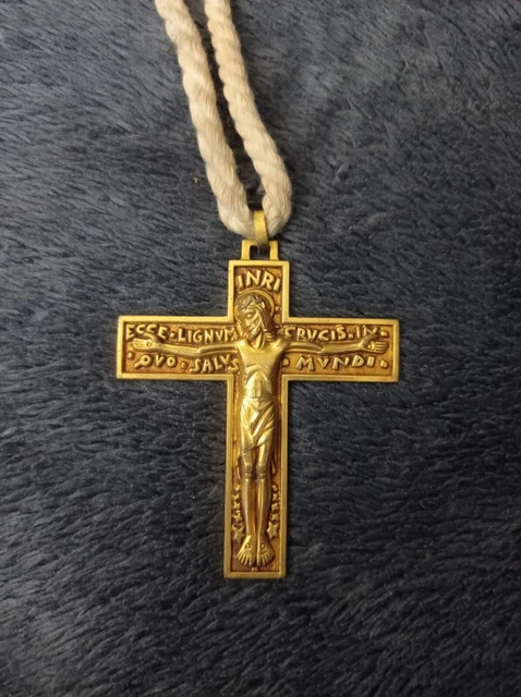 Pendentif Croix En Métal Doré – Années 2000, Occasion, Couleur Dominante Noire