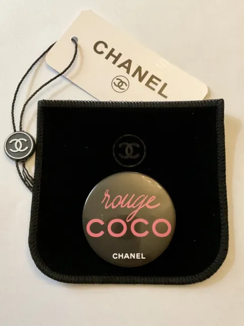 CHANEL VIP GRAND BADGE BROCHE  avec CHANEL POCHETTE  VELOURS LOGO Paris