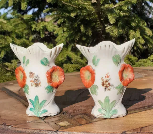Ancienne paire de petits vases de mariés en porcelaine  XIXe siècle décor floral