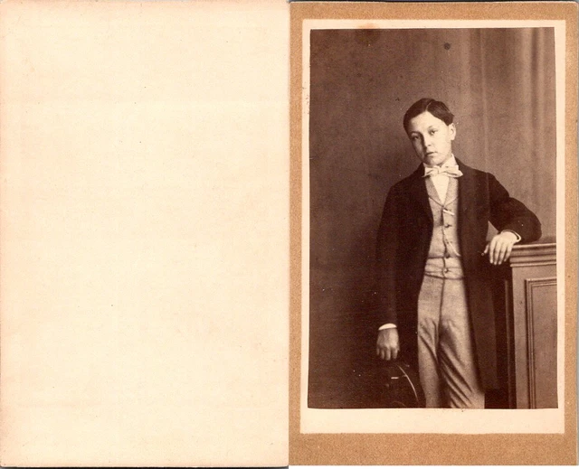 CDV TOURTIN à PARIS : PETIT GARÇON EN COSTUME SOMBRE EN POSE EN 1876