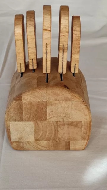 Ceppo in legno massello oliato con cinque coltelli da formaggio  