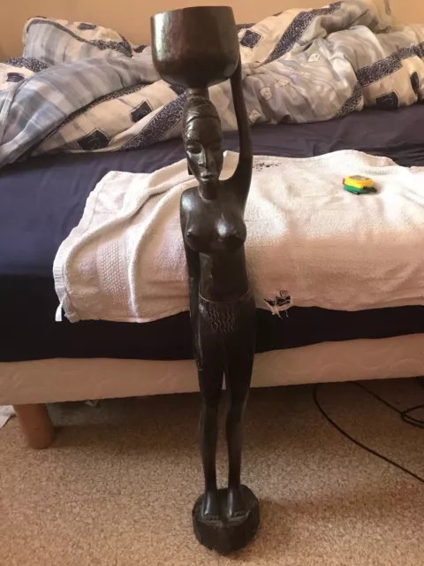 Grande statue africaine en bois d’ébène représentant une femme portant de l’eau