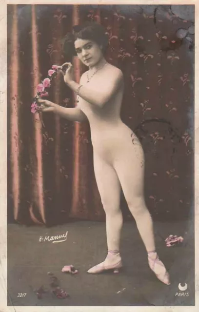 Carte postale Photo d'une Dame bien coiffée contant Fleurette en 1907