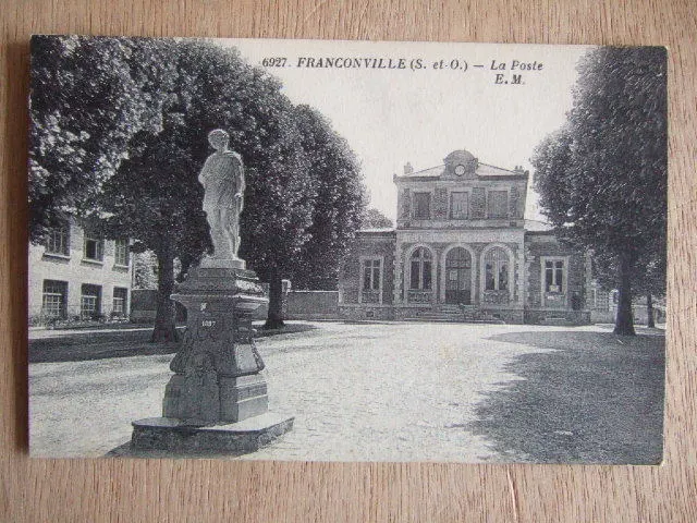 Cpa Franconville (95) La Poste. Statue.