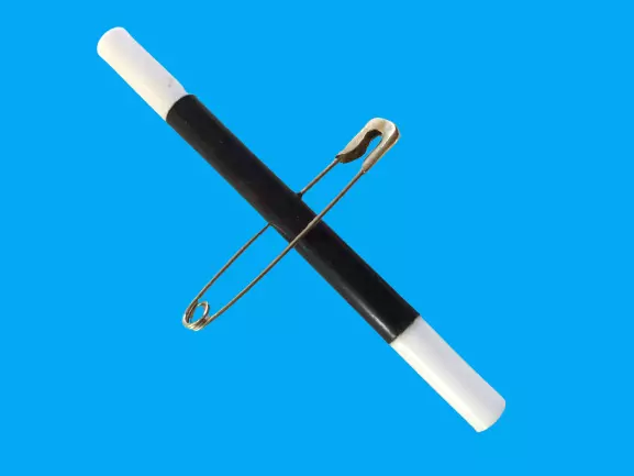 MAGICIAN WAND THROUGH SAFETY PIN Magic Trick Puzzle Illusion Plastic Badge Toy