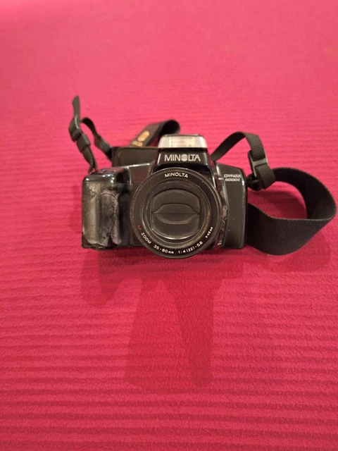Appareil photo argentique Minolta Dynax 500Si vintage avec objectif 35