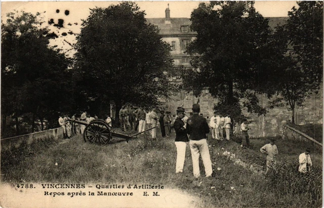 CPA Vincennes - Quartier d'Artillerie Repos apres la Manoeuvre (259912)